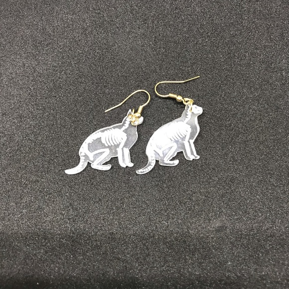Acrylic cat skeleton x ray earrings - Picture 5 of 7